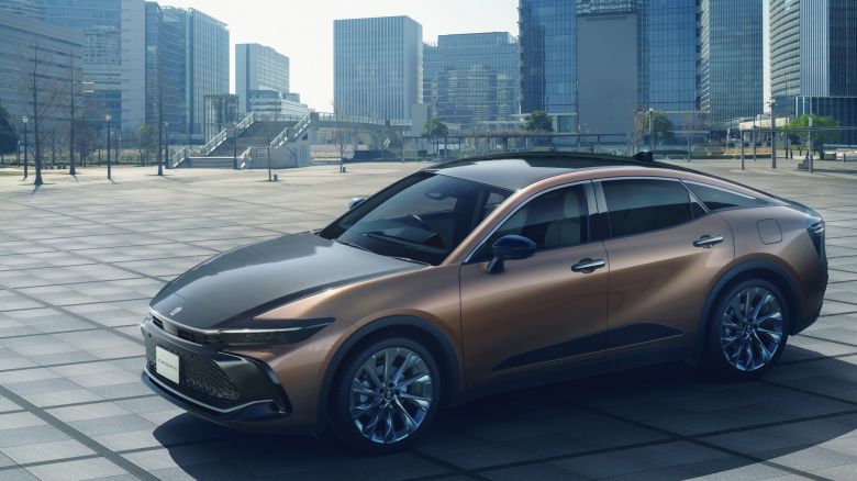 Toyota réinvente la Crown en berline surélevée et hybride