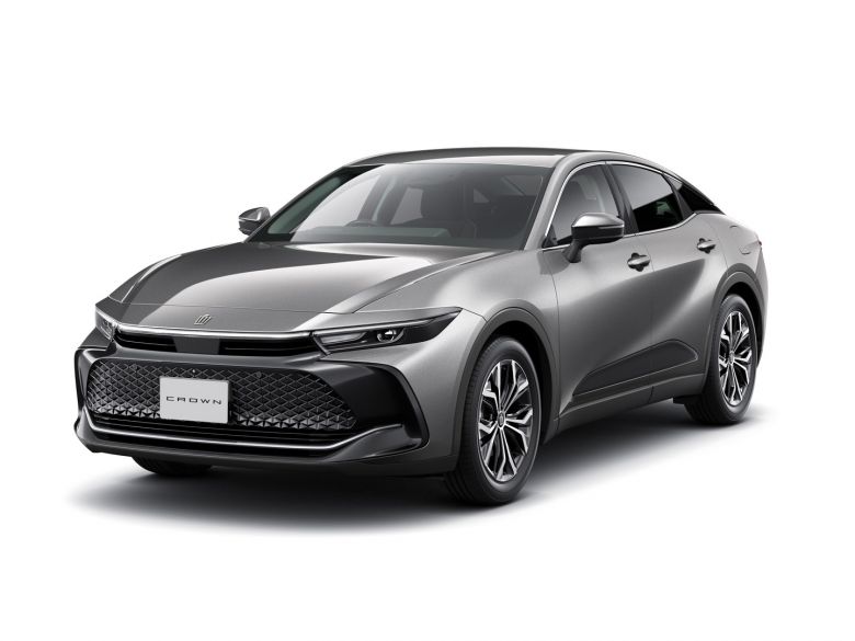 Toyota réinvente la Crown en berline surélevée et hybride