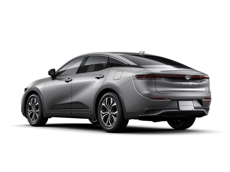 Toyota réinvente la Crown en berline surélevée et hybride