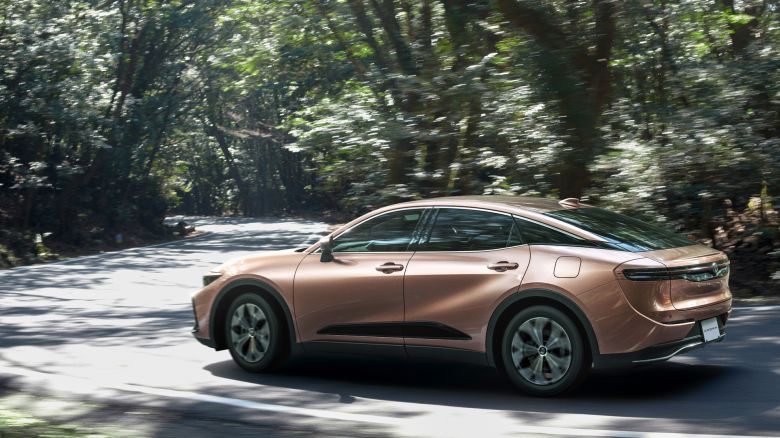 Toyota réinvente la Crown en berline surélevée et hybride