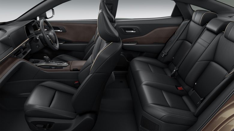 Toyota réinvente la Crown en berline surélevée et hybride