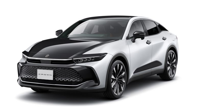 Toyota réinvente la Crown en berline surélevée et hybride
