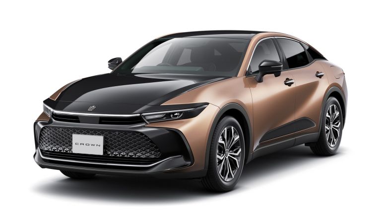 Toyota réinvente la Crown en berline surélevée et hybride