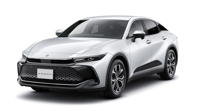 Toyota réinvente la Crown en berline surélevée et hybride