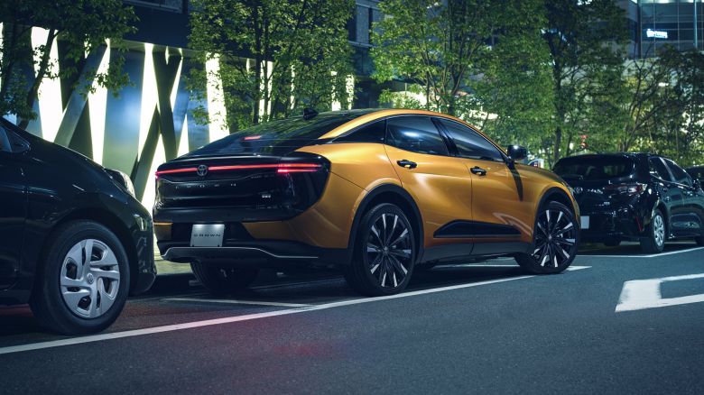 Toyota réinvente la Crown en berline surélevée et hybride