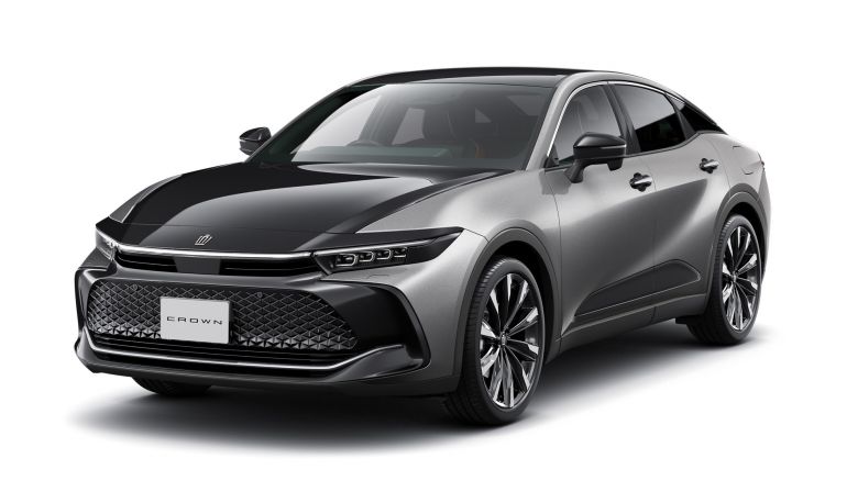 Toyota réinvente la Crown en berline surélevée et hybride
