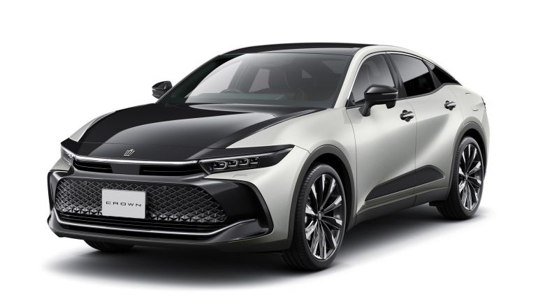 Toyota réinvente la Crown en berline surélevée et hybride