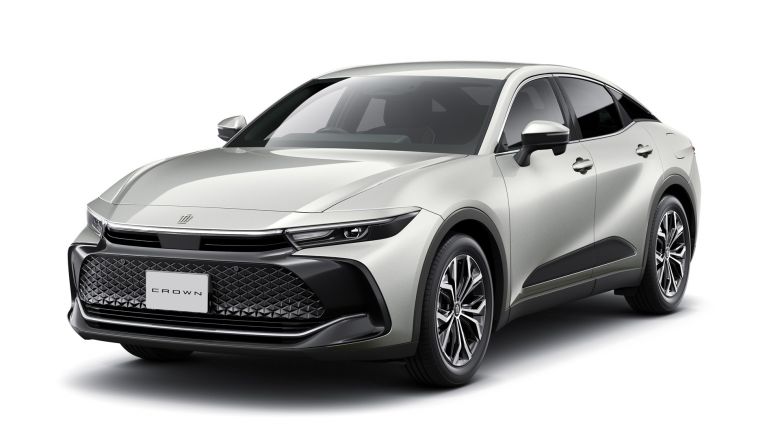 Toyota réinvente la Crown en berline surélevée et hybride