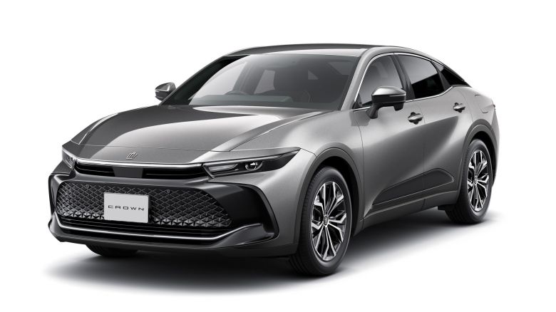 Toyota réinvente la Crown en berline surélevée et hybride