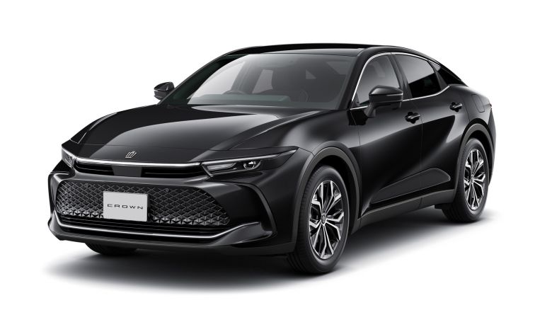 Toyota réinvente la Crown en berline surélevée et hybride