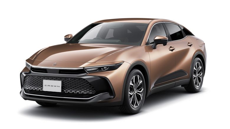 Toyota réinvente la Crown en berline surélevée et hybride