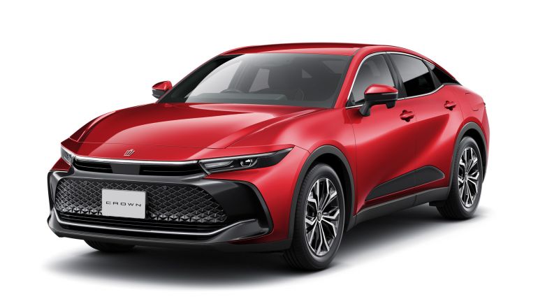 Toyota réinvente la Crown en berline surélevée et hybride