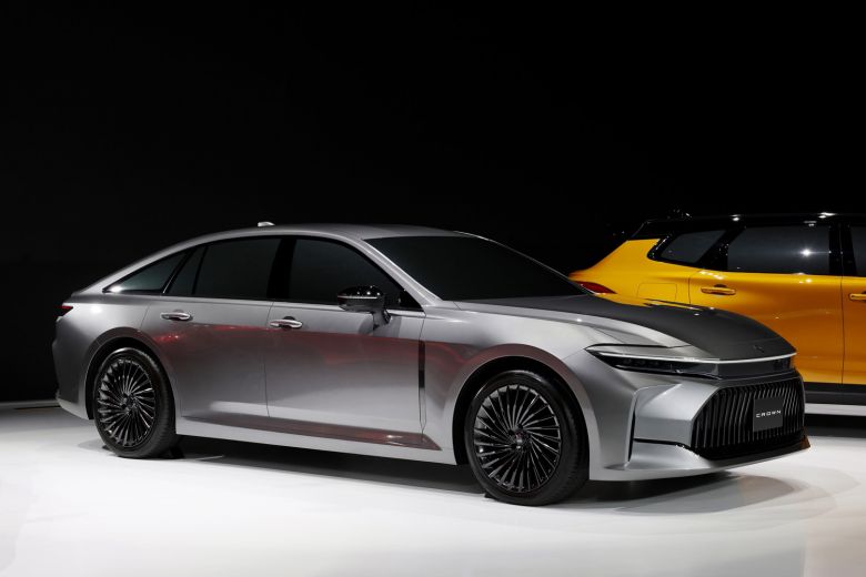 Toyota réinvente la Crown en berline surélevée et hybride