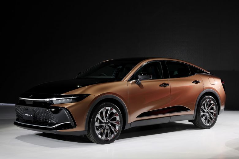 Toyota réinvente la Crown en berline surélevée et hybride