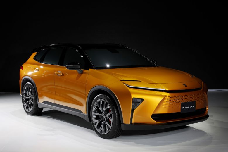 Toyota réinvente la Crown en berline surélevée et hybride