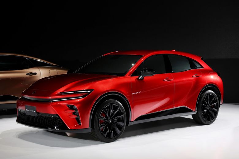 Toyota réinvente la Crown en berline surélevée et hybride