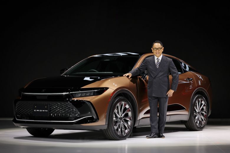 Toyota réinvente la Crown en berline surélevée et hybride