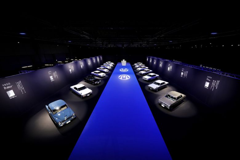 Toyota réinvente la Crown en berline surélevée et hybride