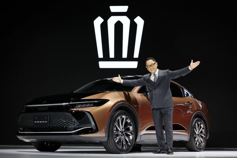 Toyota réinvente la Crown en berline surélevée et hybride