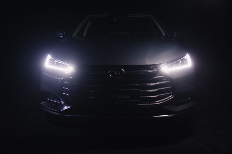 Avantages exclusifs pour l'achat du BYD Tang chez Helios Cars