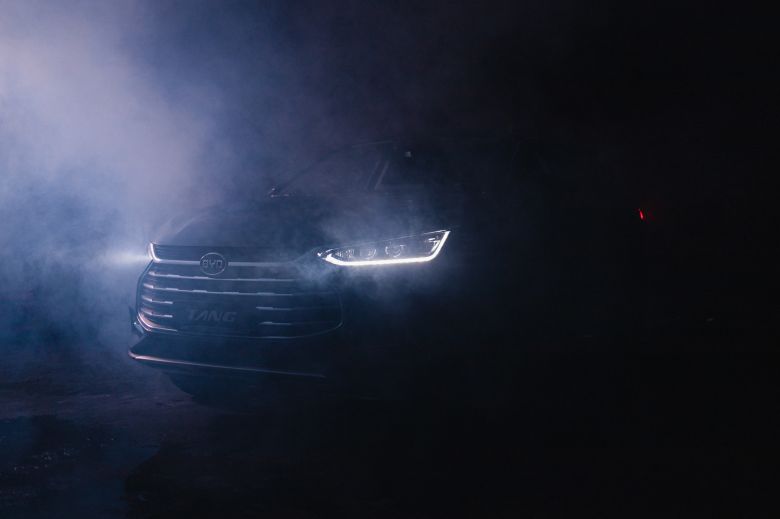 Avantages exclusifs pour l'achat du BYD Tang chez Helios Cars