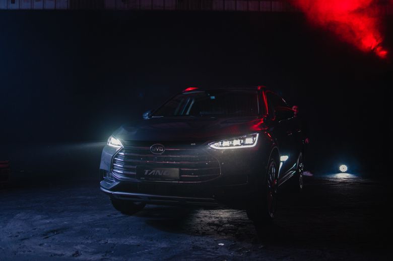 Avantages exclusifs pour l'achat du BYD Tang chez Helios Cars