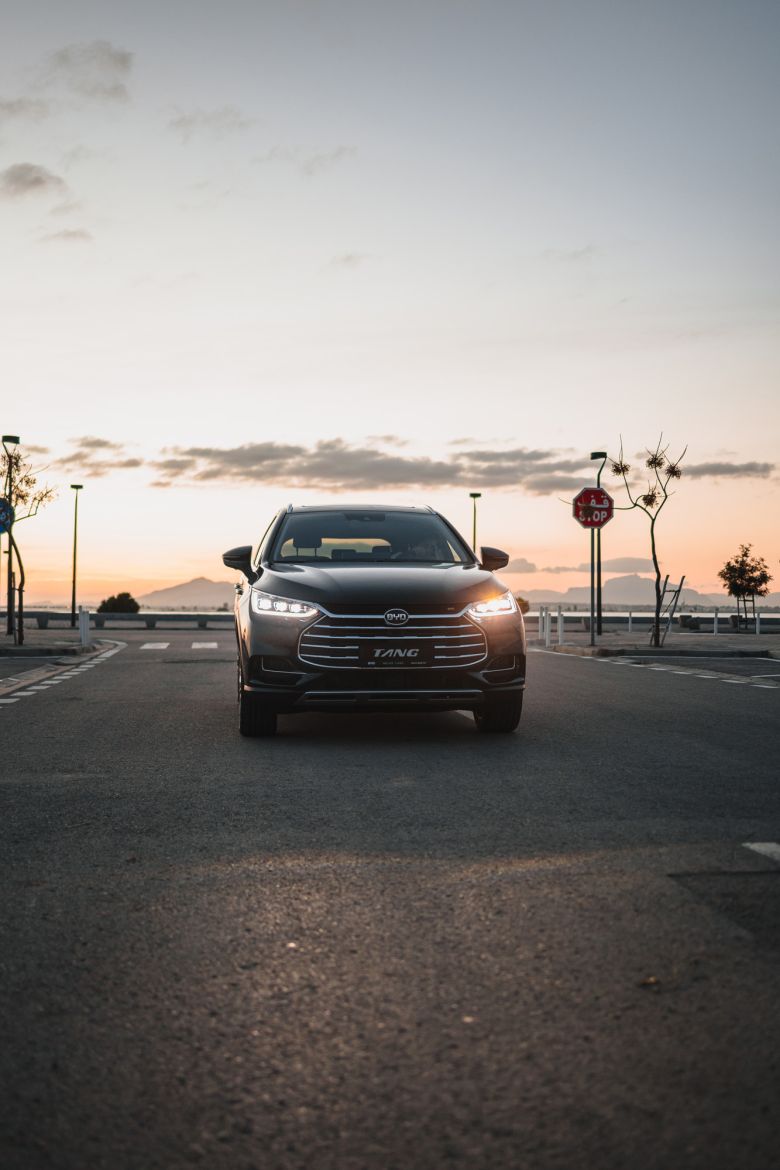 Avantages exclusifs pour l'achat du BYD Tang chez Helios Cars