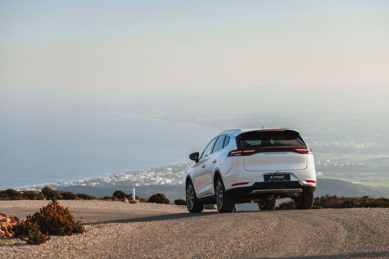 Avantages exclusifs pour l'achat du BYD Tang chez Helios Cars