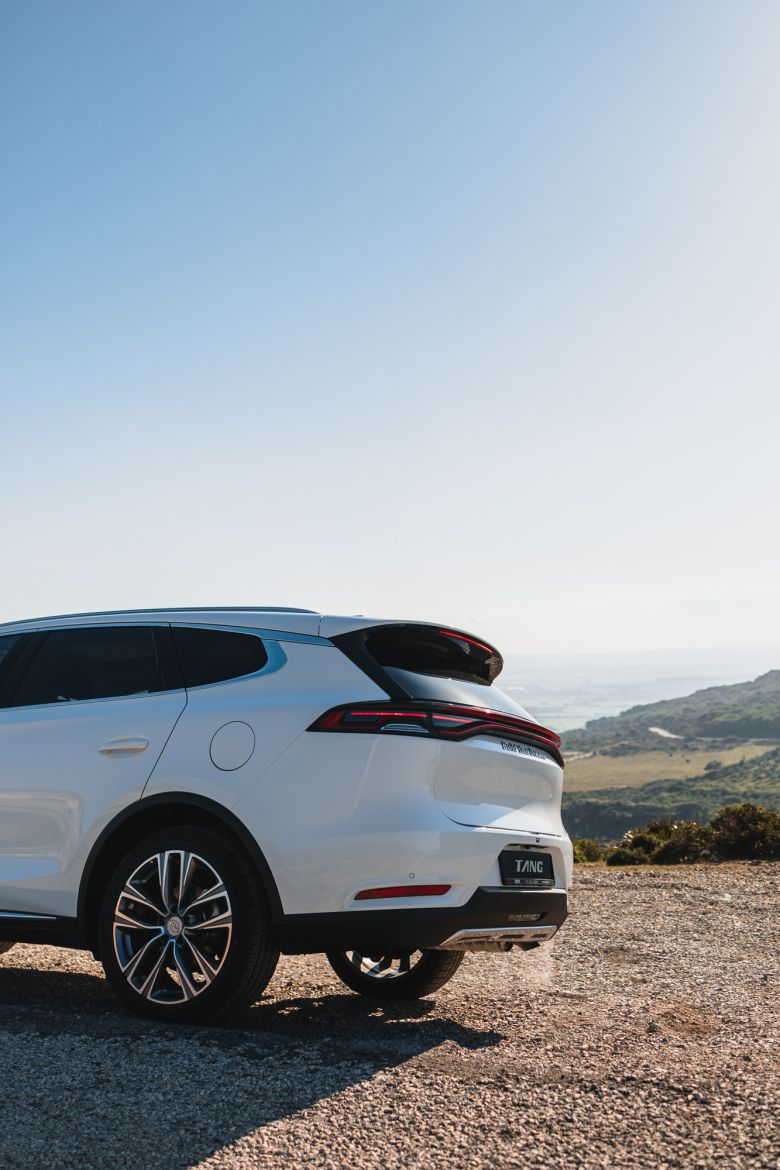 Avantages exclusifs pour l'achat du BYD Tang chez Helios Cars