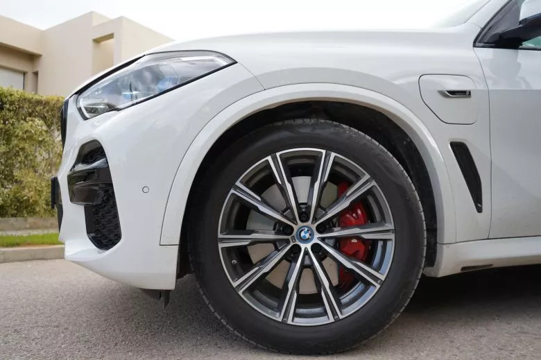 Essai BMW X5 45e, le SUV désormais proposé en hybride rechargeable en Tunisie chez Ben Jemâa Motors