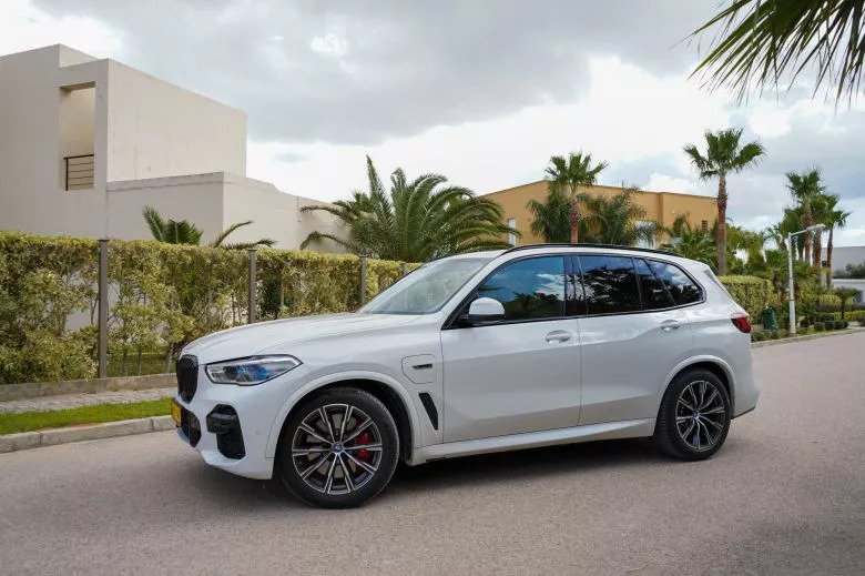 Essai BMW X5 45e, le SUV désormais proposé en hybride rechargeable en Tunisie chez Ben Jemâa Motors