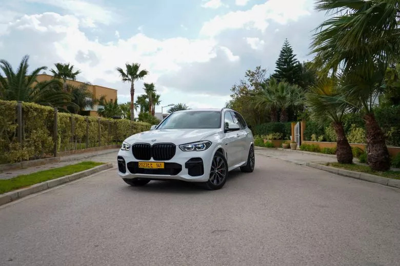 Essai BMW X5 45e, le SUV désormais proposé en hybride rechargeable en Tunisie chez Ben Jemâa Motors