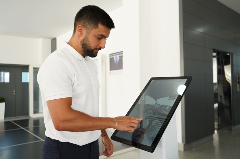Alpha Hyundai Motor innove avec des bornes digitales pour une expérience client optimale