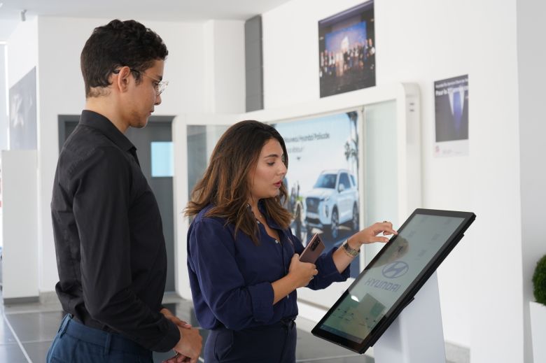 Alpha Hyundai Motor innove avec des bornes digitales pour une expérience client optimale
