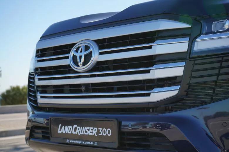 Toyota Land Cruiser 300 3.3 L V6 Bi-Turbo Diesel 4WD VX