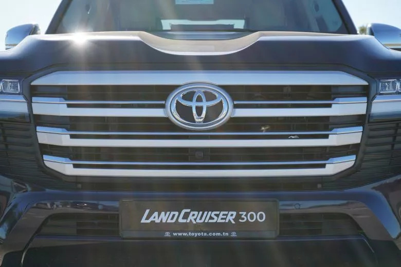 Toyota Land Cruiser 300 3.3 L V6 Bi-Turbo Diesel 4WD VX