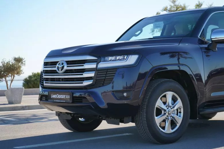 Toyota Land Cruiser 300 3.3 L V6 Bi-Turbo Diesel 4WD VX