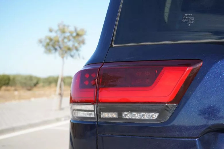 Toyota Land Cruiser 300 3.3 L V6 Bi-Turbo Diesel 4WD VX