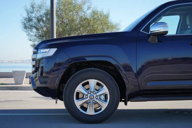 Toyota Land Cruiser 300 3.3 L V6 Bi-Turbo Diesel 4WD VX