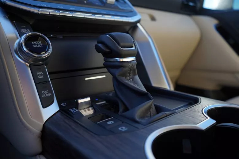 Toyota Land Cruiser 300 3.3 L V6 Bi-Turbo Diesel 4WD VX