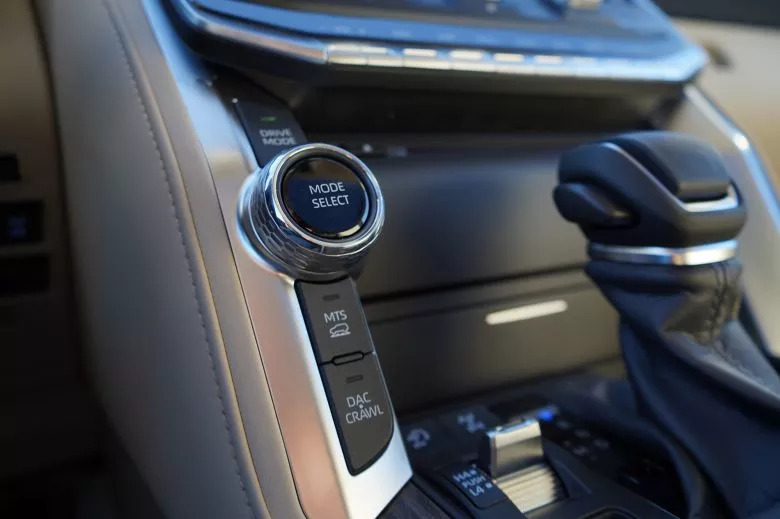 Toyota Land Cruiser 300 3.3 L V6 Bi-Turbo Diesel 4WD VX