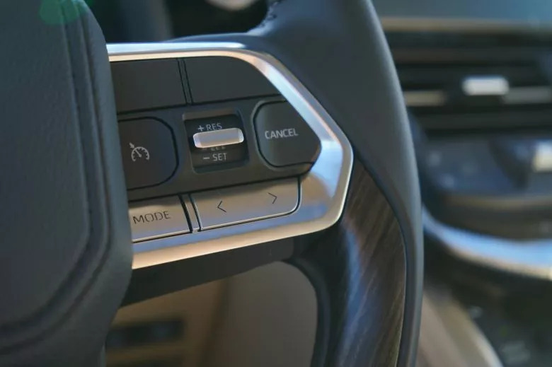 Toyota Land Cruiser 300 3.3 L V6 Bi-Turbo Diesel 4WD VX