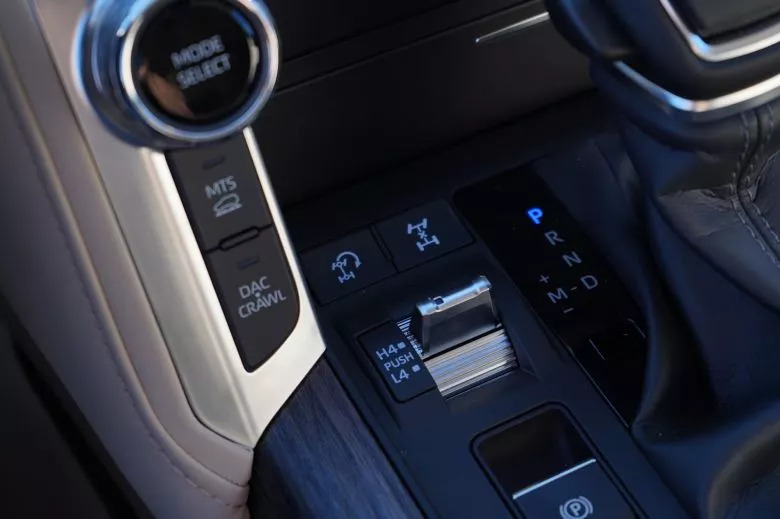 Toyota Land Cruiser 300 3.3 L V6 Bi-Turbo Diesel 4WD VX