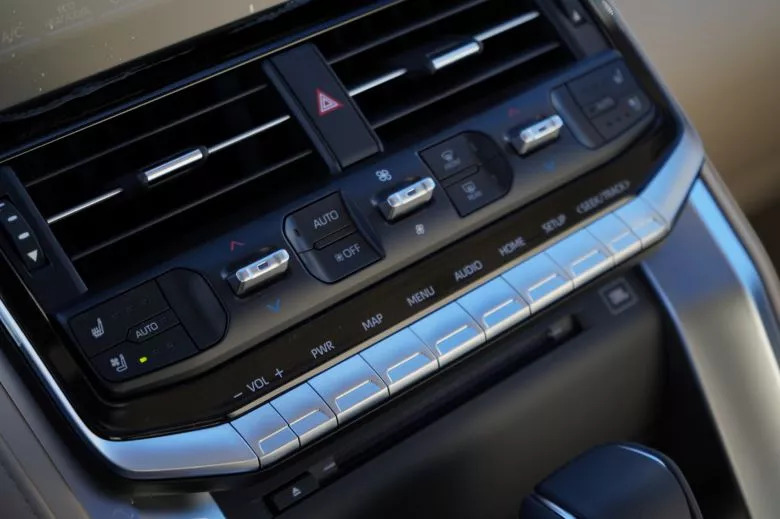 Toyota Land Cruiser 300 3.3 L V6 Bi-Turbo Diesel 4WD VX