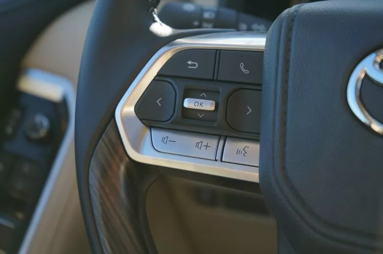 Toyota Land Cruiser 300 3.3 L V6 Bi-Turbo Diesel 4WD VX