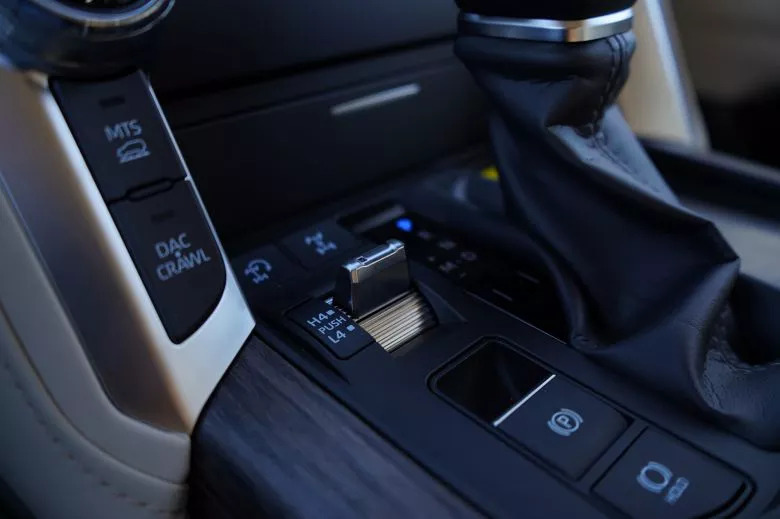 Toyota Land Cruiser 300 3.3 L V6 Bi-Turbo Diesel 4WD VX