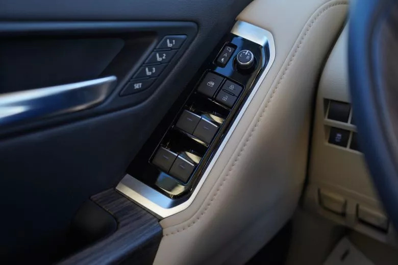 Toyota Land Cruiser 300 3.3 L V6 Bi-Turbo Diesel 4WD VX