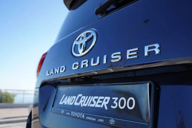 Toyota Land Cruiser 300 3.3 L V6 Bi-Turbo Diesel 4WD VX