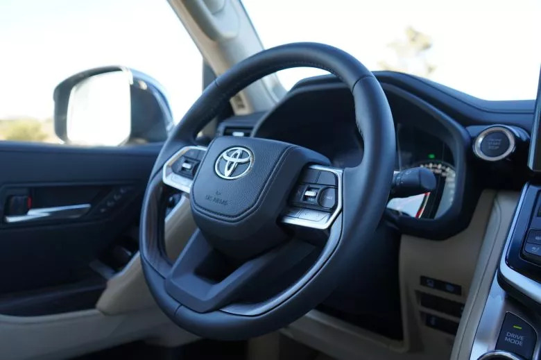 Toyota Land Cruiser 300 3.3 L V6 Bi-Turbo Diesel 4WD VX