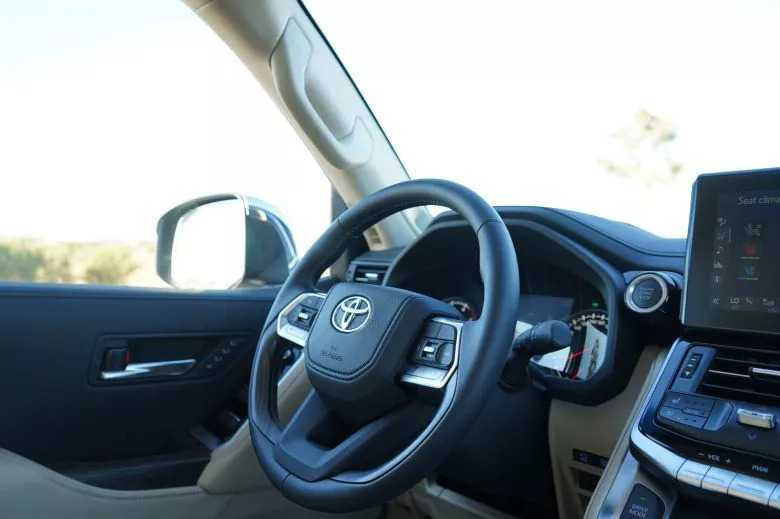 Toyota Land Cruiser 300 3.3 L V6 Bi-Turbo Diesel 4WD VX